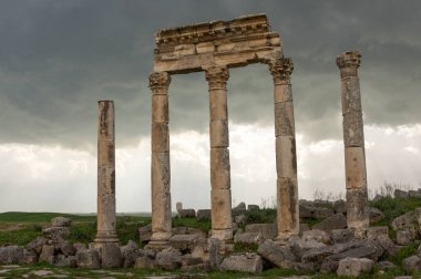 Apamea, Suriye - Mayıs 2009: Savaştan önce Suriye. Suriye 'nin etkileyici Apamea Yunan ve Roma şehri Apamea' da Büyük Koloni ve zafer kemerleri. Apamea antik bir Yunan ve Roma şehriydi. 