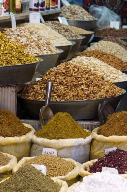 El-Hamidiyah Souq Suriye 04.12.2009 Eski Şehrin ana pazarı. Tüm ürünler, baharatlar, otlar, yiyecekler, mücevherler burada satılıyordu. Savaştan önce burası Suriye 'nin en işlek çarşısıydı.