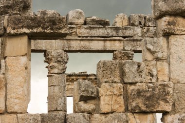 Apamea, Suriye - Mayıs 2009: Savaştan önce Suriye. Suriye 'nin etkileyici Apamea Yunan ve Roma şehri Apamea' da Büyük Koloni ve zafer kemerleri. Apamea antik bir Yunan ve Roma şehriydi. 