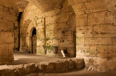 Crac de Chevalier Suriye İçişleri Hıristiyan Kilisesi, savaştan önce Kudüs 'teki Aziz John Kilisesi' nin Misafir Nişanı tarafından çekilen İslam minibarlı (minber) bir camiye dönüştürüldü. 