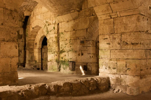 Crac de Chevalier Suriye İçişleri Hıristiyan Kilisesi, savaştan önce Kudüs 'teki Aziz John Kilisesi' nin Misafir Nişanı tarafından çekilen İslam minibarlı (minber) bir camiye dönüştürüldü. 
