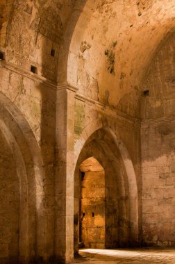 Crac de Chevalier Suriye İçişleri Hıristiyan Kilisesi, savaştan önce Kudüs 'teki Aziz John Kilisesi' nin Misafir Nişanı tarafından çekilen İslam minibarlı (minber) bir camiye dönüştürüldü. 