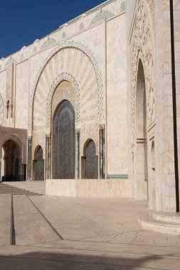 Hasan 2 Camii, Casablanca Fas 'ta. 12.31.2019. Kapı kemeri ve mavi gökyüzü.