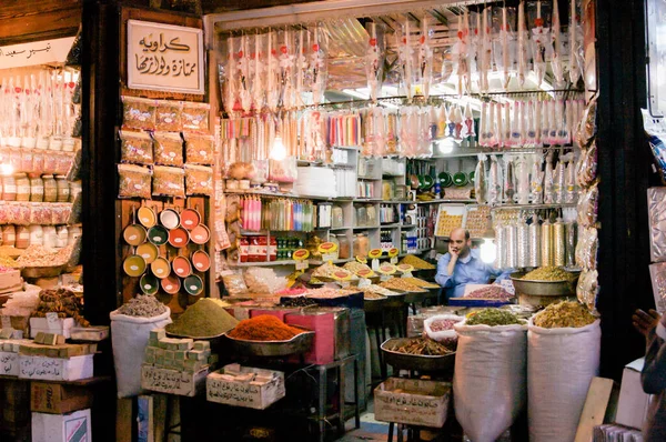 De Al-Hamidiyah Souq, Damascus Syrië 04.12.2009 Kruidenkraam op de belangrijkste markt — Stockfoto