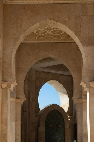 Mešita Hassan 2 v Casablance Maroko 12.31.2019 s oblouky a modrou oblohou — Stock fotografie