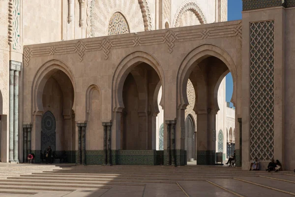 Mezquita Hassan 2 en Casablanca Marruecos 12.31.2019 con arcos y visitantes sentados —  Fotos de Stock