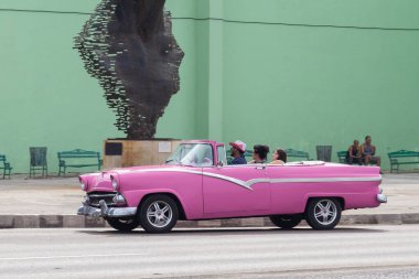 Küba 10.12.2019 taksi ya da ulaşım için kullanılan renkli eski pembe araba 