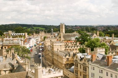Oxford İngiltere 18.07.2019 St Mary 'den High Street boyunca yüksek açıyla görülüyor.