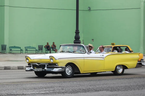 Cuba 10.12.2019 Vecchia auto gialla colorata usata come taxi o trasporto — Foto Stock