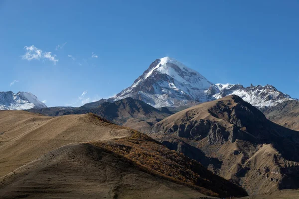 Gürcistan 'ın Kazbegi bölgesi, karlı dağlar ve engebeli arazi