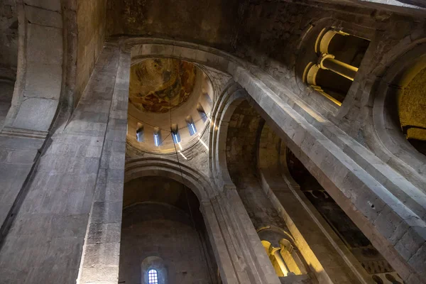 A Catedral Svetitskhoveli, Mtskheta Georgia 05.10.2019 interior — Fotografia de Stock