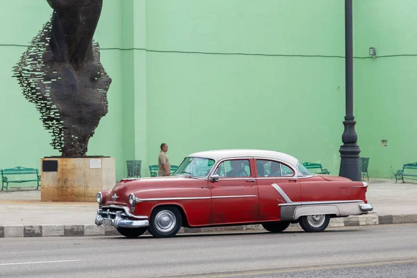 Cuba 10.12.2019 Vecchia auto rossa colorata usata come taxi o trasporto — Foto Stock