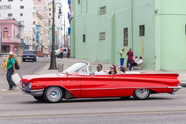 Cuba 10.12.2019 colorido velho carro vermelho usado como táxi ou transporte — Fotografia de Stock