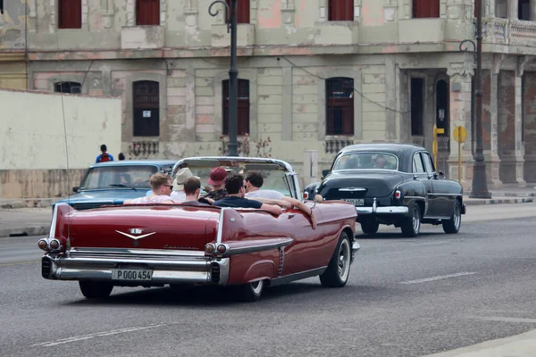 Cuba 10.12.2019 Vecchia auto convertibile colorata usata come taxi o trasporto con i turisti — Foto Stock