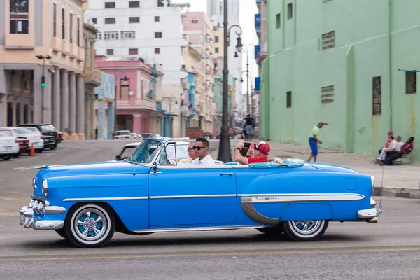 Куба 10.12.2019 красочный старый синий автомобиль, используемый в качестве такси или транспорта — стоковое фото