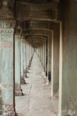 Angkor Watt 'ın tapınak kompleksi, Kamboçya, tekrarlanan kemerli geçit.