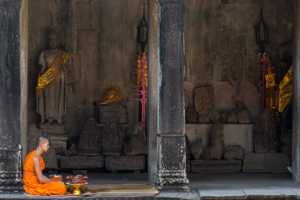 Siem Reap Angkor Wat Kamboçya 8.12.2013 Turuncu cüppeli keşişler meditasyonda