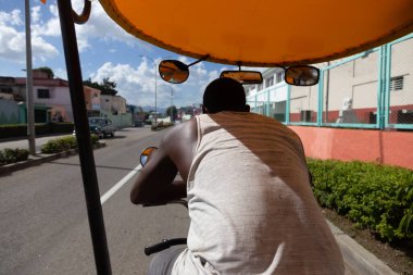 Santiago de Cuba, Küba 17.12.2018 Cyclo taksi veya triportör yolcu bekliyor. 