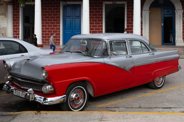 쿠바 10 . 12 . 2019 택시 또는 운송 수단으로 사용되는 다채 로운 오래 된 차 — 스톡 사진