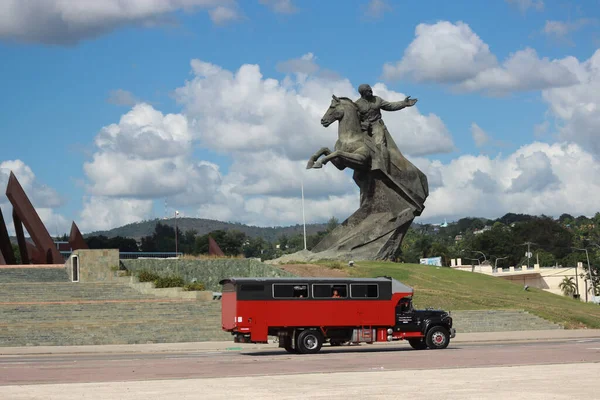 Santiago de Cuba, Kuba 17.12.2018 Lokala buss- eller guavagnar med passagerare — Stockfoto
