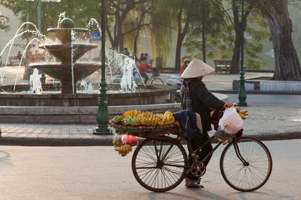 Hanoi Vietnam 20.12.2013 sokak satıcısı. Çiçekli ve meyveli bisikletli. — Stok fotoğraf