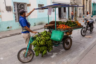 Havana, Küba, 6.12.2018 Malı taşımak için sokakta kullanılan motosiklet