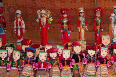 Bac Ha Market Vietnam 12.22.2013 geleneksel Hmong tarzı bebekler