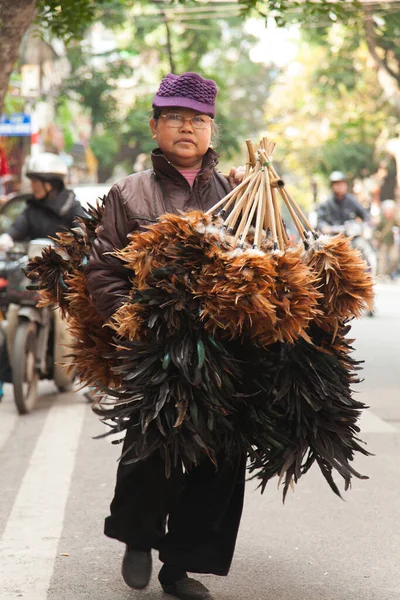 Hanoi Vietnam 20.12.2013 sokak satıcısı eski çeyrekte toz bezleriyle — Stok fotoğraf