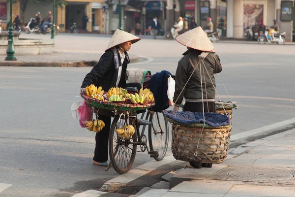 Hanoi Vietnam 20.12.2013 sokak satıcıları bisikletli, çiçekli ve meyveli. — Stok fotoğraf