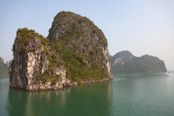 Ha Long Bay, Vietnam, hoch aufragende Kalksteininseln, gekrönt von Regenwäldern, — Stockfoto