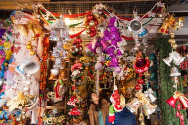 Hanoi Vietnam 20.12.2013 Renkli Noel süslemeleri ve çanlar satan bir mağaza.