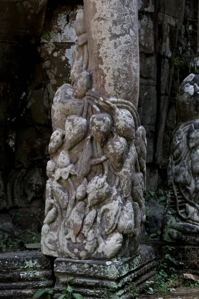 アンコールワット寺院の古代の美しい彫刻構造とゲートウェイカンボジア — ストック写真