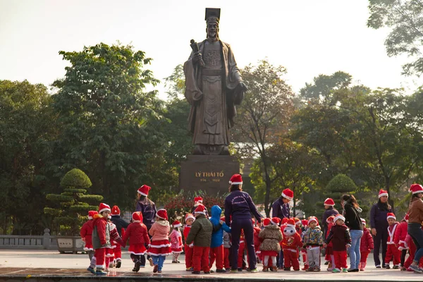 Hanói Vietnã 20.12.2013 crianças visitando estátua famosa do rei Ly Thai Para — Fotografia de Stock