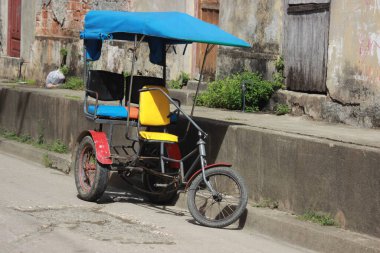 Trinidad, Küba 15.12.2018 Cyclo taksi veya triportör bekliyor. 