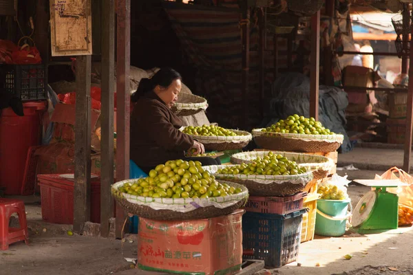 Hanoi Vietnam 20.12.2013 Elmalı ve tüccarlı piyasa simsarı — Stok fotoğraf