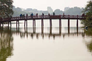 Hoan Kiem Gölü Hanoi Vietnam 20.12.2013 Kırmızı Huc Köprüsü
