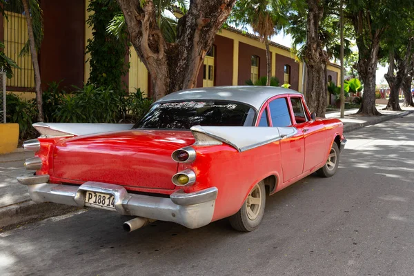 Kuba 10.12.2019 színes régi autó használt taxi vagy szállítás — Stock Fotó