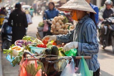 Hanoi Vietnam 20.12.2013 Meyve ve sebzeli bisiklet satıcısı