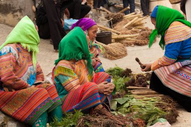 Bac Ha Pazarı Vietnam 12.22.2013 Çiçek Hmong kadınları sebze satıyor