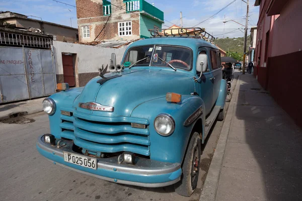 Cuba 10.12.2019 colorido coche viejo azul utilizado como taxi o transporte —  Fotos de Stock