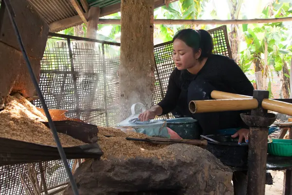 Battambang ailelerinin yaptığı börekler için ev yapımı geleneksel pirinç kağıdı.