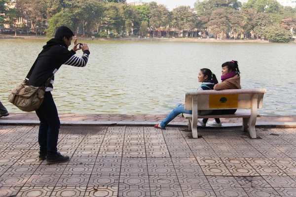 Hoan Kiem Lago Hanói Vietnã 20.12.2013 jovens relaxando e fotografando — Fotografia de Stock