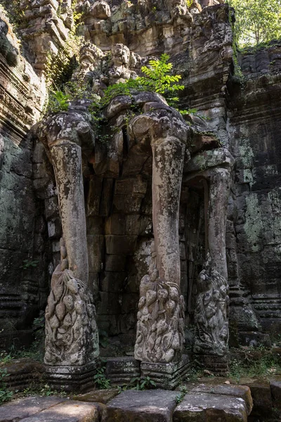 Antiguas hermosas estructuras talladas y puertas de entrada en los templos de Angkor Wat Camboya —  Fotos de Stock