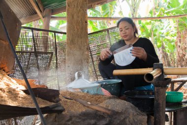 Battambang ailelerinin yaptığı börekler için ev yapımı geleneksel pirinç kağıdı.