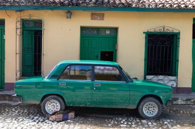 Küba 10.12.2019 taksi ya da ulaşım için kullanılan renkli eski araba 