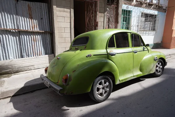 Kuba 10.12.2019 színes régi autó használt taxi vagy szállítás — Stock Fotó