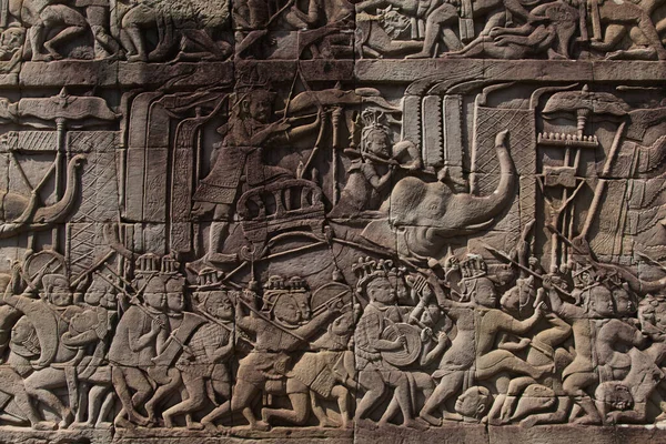 El complejo del templo de Angkor Watt, Camboya relieve mural que representa las guerras antiguas — Foto de Stock