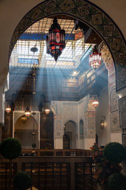 Marakeş Fas 01.08.2020, yukarıdan gelen ışıkla Medine 'de dolaşır.