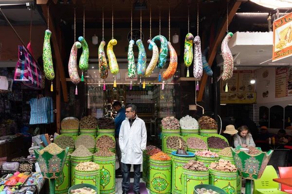 Μαρακές, Μαρόκο, 01.12.2020 αγορά καθυστερούν τους εμπόρους στο souk πώληση μπαχαρικών — Φωτογραφία Αρχείου