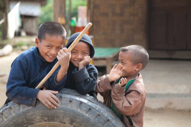 Luang Namtha Laos 12.24.2011 ıssız ve çok geleneksel bir kabile bölgesi olan azınlık köylerinde basit ahşap evleri ve çocukları var. - Evet. Yüksek kalite fotoğraf